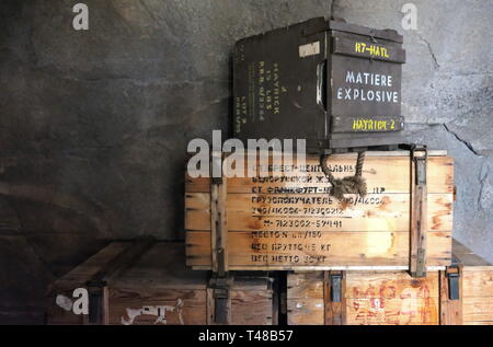 Des piles de vieilles boîtes de munitions militaires dans le logement Banque D'Images