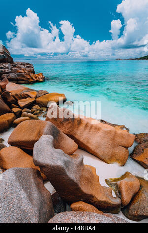 Belle forme les rochers de granit dans la lumière du soir à Grand Anse beach, l'île de La Digue, Seychelles Banque D'Images