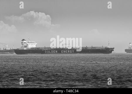 Photo en noir et blanc de l'énergie dorée, Supertanker (Pétroliers), champion de l'énergie, ancré dans le Port de Long Beach, Californie, USA. Banque D'Images