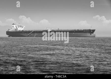 Photo en noir et blanc du géant pétrolier CHEVERON, LEO VOYAGER, sur lest, ancré dans le Port de Long Beach, Californie, USA. Banque D'Images