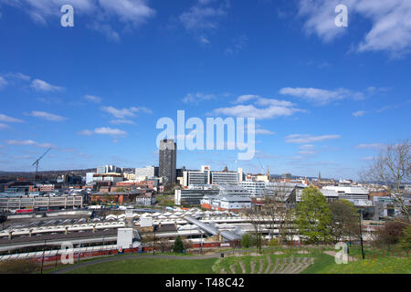 Vue sur le centre-ville de Sheffield dans l'ensemble de la vallée de la colline du parc par un beau jour avec quelques nuages dans le ciel bleu Banque D'Images