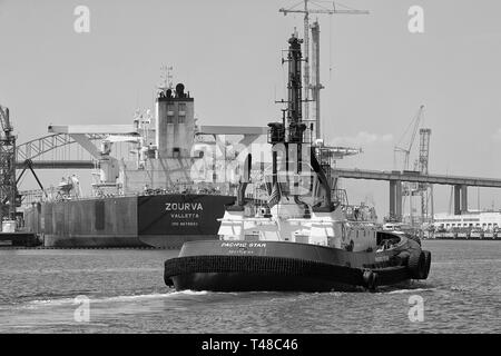 Photo en noir et blanc de la FOSS MARITIME Remorqueur, PACIFIC STAR, dans le Port de Long Beach, Californie, USA. Banque D'Images