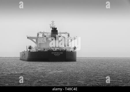 Photo en noir et blanc de l'arrière du pétrolier, (Pétroliers), AQUAPUELCHE, ancré dans le Port de Long Beach, Californie, USA. Banque D'Images