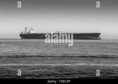 Photo en noir et blanc du géant pétrolier CHEVERON, LEO VOYAGER, à l'ancre dans le Port de Long Beach, Californie, USA. Banque D'Images