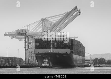 Photo en noir et blanc de la COSCO Shipping Container Ship, COSCO BELGIQUE, au Quai d'amarrage J dans le terminal à conteneurs de Long Beach, Californie, USA. Banque D'Images