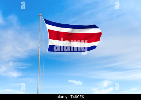 Costa Rica d'un drapeau dans le vent sur fond de ciel bleu de nice Banque D'Images