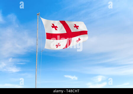 Drapeau de la Géorgie dans le vent sur fond de ciel bleu de nice Banque D'Images