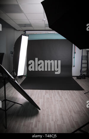 Photo Studio vide avec une variété de matériel d'éclairage. photo with copy space Banque D'Images