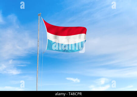 Drapeau du Luxembourg dans le vent sur fond de ciel bleu de nice Banque D'Images