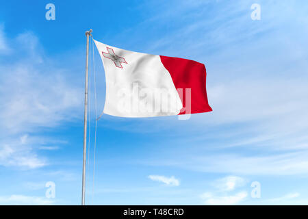 Drapeau de Malte dans le vent sur fond de ciel bleu de nice Banque D'Images