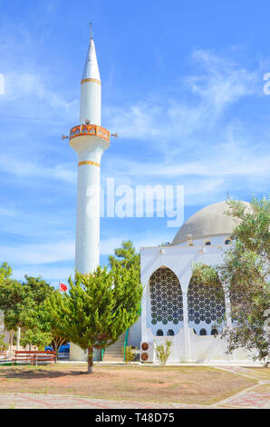 Bâtiment étonnant de la mosquée islamique de Dipkarpaz, Rizokarpaso, Chypre du Nord prises sur une journée ensoleillée avec ciel bleu. Banque D'Images