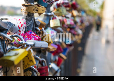 Love Locks hung le long de Pragues Vltava - à côté du pont Charles - République tchèque - Avril 2019 Banque D'Images
