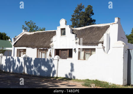 Historique ancienne chaume traditionnel cottage Cape Dutch avec gable dans ville de McGregor, anciennement de Lady Grey, Robertson Wine Valley, en Banque D'Images