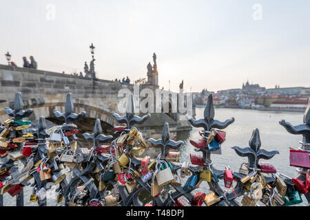 Love Locks hung le long de Pragues Vltava - à côté du pont Charles - République tchèque - Avril 2019 Banque D'Images