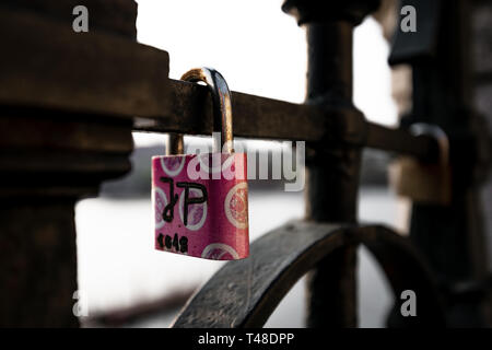 Love Locks hung le long de Pragues Vltava - à côté du pont Charles - République tchèque - Avril 2019 Banque D'Images