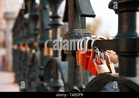 Love Locks hung le long de Pragues Vltava - à côté du pont Charles - République tchèque - Avril 2019 Banque D'Images