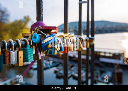 Love Locks hung le long de Pragues Vltava - à côté du pont Charles - République tchèque - Avril 2019 Banque D'Images