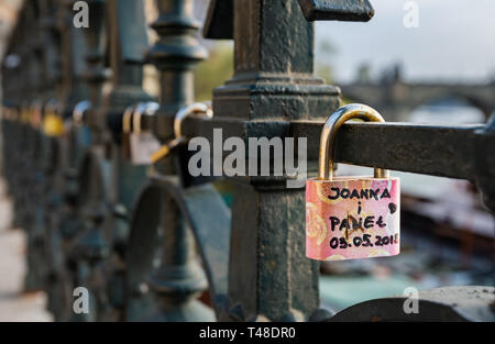 Love Locks hung le long de Pragues Vltava - à côté du pont Charles - République tchèque - Avril 2019 Banque D'Images