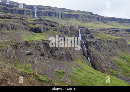 Cascades vu de Road 939 - Oxi passer dans l'Est de l'Islande Banque D'Images