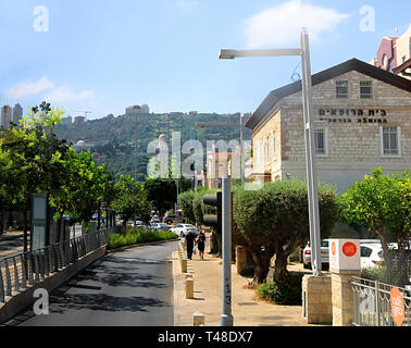 Haïfa, Israël - 18 septembre 2017 : Sur le sreet de Haïfa et vue sur jardins de Bahai Banque D'Images