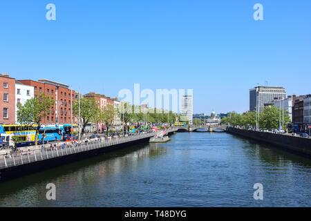 Vue sur la rivière Liffey de Ha'penny Bridge, Dublin, Leinster Province, République d'Irlande Banque D'Images