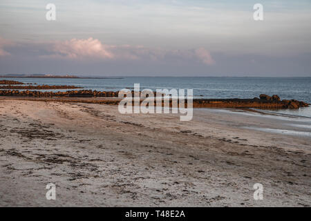 Coucher du soleil à Salthill beach dans la baie de Galway, Salthill, Galway, Irlande Banque D'Images