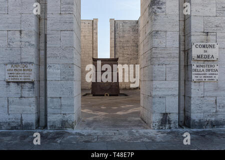 Ara Pacis Mundi mémorial dédié à tous les soldats italiens qui sont tombés dans la première et seconde guerre mondiale - Médée, Friuli Venezia Giulia, Italie Banque D'Images