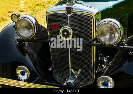 Un 1930 Morris 10/6 saloon sur l'affichage à une exposition de voiture Banque D'Images