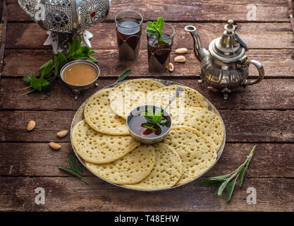 Petit-déjeuner marocain avec Baghrir, thé à la menthe et le miel, copy space Banque D'Images