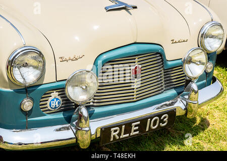 Un 1955 Ford Zephyr Zodiac MK1 sur l'affichage à une exposition de voiture Banque D'Images