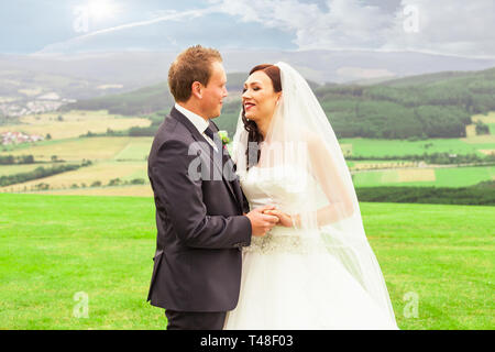 Jeunes mariés le jour de leur mariage Banque D'Images