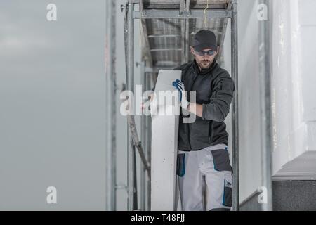 Young Entrepreneur travailleur avec pièce d'isolement marche sur un échafaudage. Banque D'Images