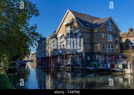 Londres, UK - Oct 21, 2018 : Rangées de péniches et bateaux sur le canal étroit banques à Regent's Canal, près de Paddington à la Petite Venise, Londres - Engl Banque D'Images