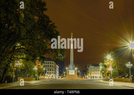 Riga la capitale de la Lettonie dans la nuit. Monument de la liberté à la place de l'indépendance à Riga le Boulevard Brivibas contre fond de ciel de nuit. Banque D'Images