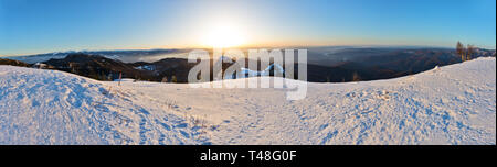 Panorama d'hiver avec des montagnes de Fagaras et rivière Olt, vue depuis la montagne de Cozia en Roumanie Banque D'Images