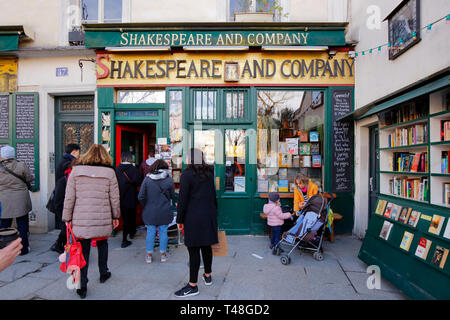 Shakespeare & Company, 37 Rue de la Bûcherie, Paris, France. vitrine extérieure d'une librairie de langue anglaise. Banque D'Images