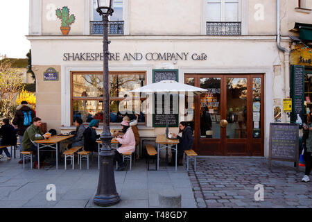 Shakespeare & Company Cafe, 37 Rue de la Bûcherie, Paris, France. vitrine extérieure d'un café attenant à une librairie. Banque D'Images