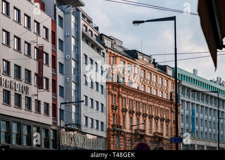 PRAGUE, RÉPUBLIQUE TCHÈQUE - 10 AVRIL 2019 : Bright colorful grands bâtiments trouvés au centre de Prague Banque D'Images