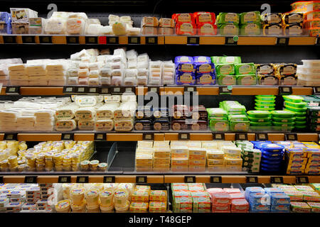 Une large sélection de marques de beurre et de saveurs à la Grande Epicerie de Paris, France Banque D'Images