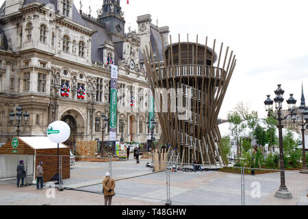 Construction d'une plate-forme d'observation pour les visiteurs de l'exposition de l'Office national des forêts de France la Forêt qui s'est tenue à l'Hôtel de ville, Paris, 20 mars 2019 Banque D'Images