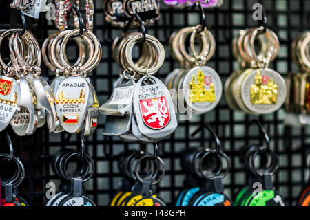 PRAGUE, RÉPUBLIQUE TCHÈQUE - 10 AVRIL 2019 : République tchèque porte-clés souvenirs en vente dans une boutique touristique à Prague Banque D'Images