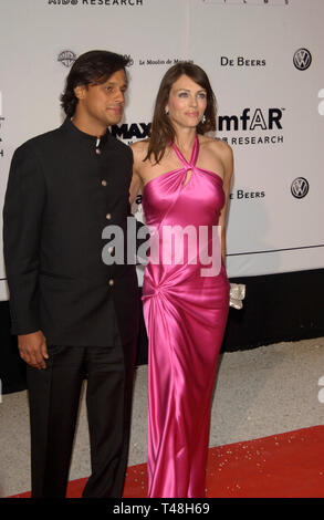 CANNES, FRANCE. 22 mai 2003 : petit ami de l'actrice Elizabeth Hurley et ARUN NAIR au restaurant Le Moulin de Mougins Restaurant pour l'amfAR's Cinema Against AIDS 2003 Gala. Banque D'Images