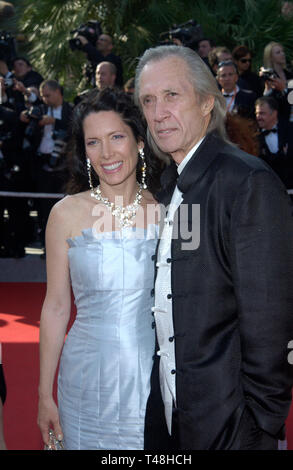 CANNES, FRANCE. 19 mai 2003 : l'acteur David Carradine & femme lors de la présélection de Dogville au Festival de Cannes. Banque D'Images