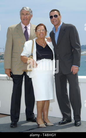 CANNES, FRANCE. 18 mai 2003 : JEAN-CLAUDE VAN DAMME et parents au Festival de Cannes pour promouvoir son film Après la mort. Banque D'Images