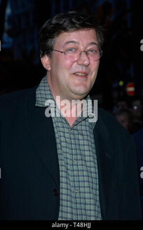 CANNES, FRANCE. 17 mai 2003 : l'Acteur Stephen Fry sur party au Festival de Cannes pour HBO Films. Banque D'Images