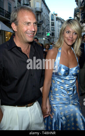 CANNES, FRANCE. 18 mai 2003 : l'acteur Kevin Costner & amie lors du dépistage à Cannes de son nouveau film Open Range. Banque D'Images