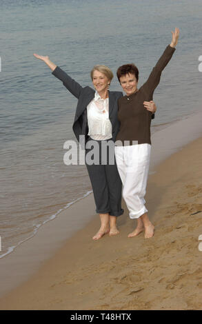 CANNES, FRANCE. 16 mai 2003 : Actrices Helen Mirren (à gauche) et JULIE WALTERS à photocall à Cannes pour son nouveau film Calendar Girls. Banque D'Images