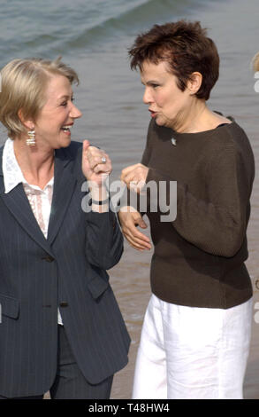 CANNES, FRANCE. 16 mai 2003 : Actrices Helen Mirren (à gauche) et JULIE WALTERS à photocall à Cannes pour son nouveau film Calendar Girls. Banque D'Images
