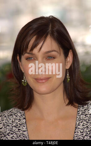 CANNES, FRANCE. 15 mai 2003 : l'actrice CARRIE-ANNE MOSS au photocall à Cannes pour son nouveau film The Matrix Reloaded qui est montrant hors-compétition au Festival de Cannes. Banque D'Images