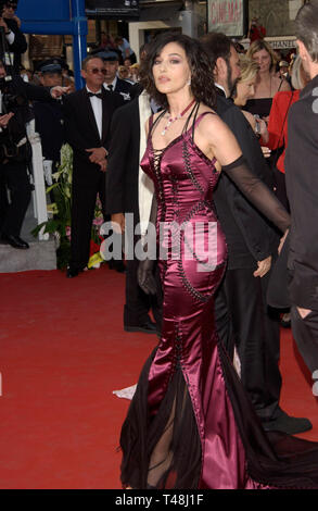 CANNES, FRANCE. 15 mai 2003 : l'actrice Monica BELLUCCI lors de la projection de son nouveau film The Matrix Reloaded au Festival de Cannes. Banque D'Images